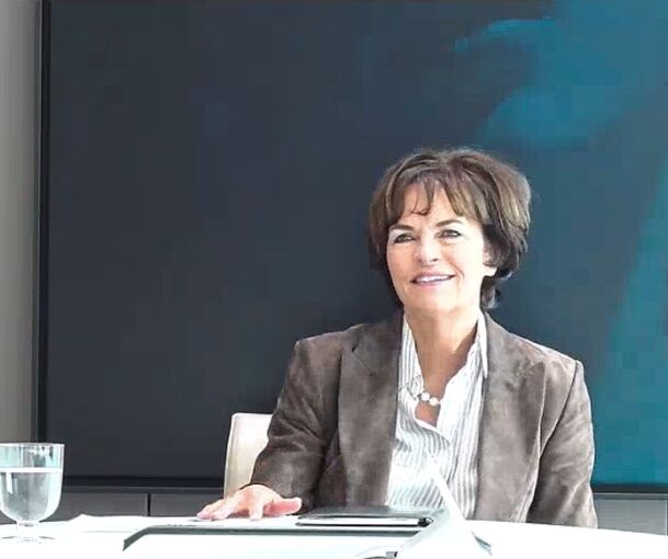 Nicola Leibinger-Kammmüller in ihrem Büro in Ditzingen. Aus terminlichen Gründen konnte sie nicht nach Ludwigsburg auf die NewsCouch kommen. Deshalb wurde der Podcast per Videocall geführt.