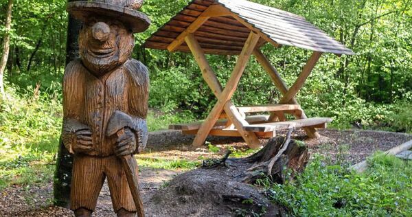 Neben den Lernstationen wartet die neue Murmelbahn auf die Besucher.