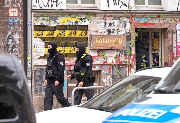 Razzia nach Anschlag auf Strommast im September in Berlin