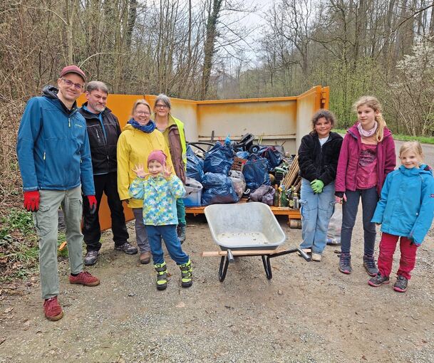 Groß und Klein haben bei der Müllsammelaktion mitgeholfen.