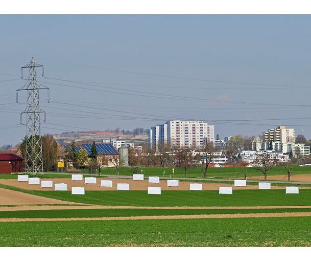 Mit der vorübergehenden Installation aus Bauzaun mit Folie soll die besonders geschützte Feldlerche vergrämt werden.