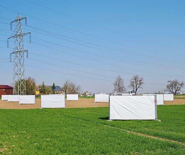 Mit der Installation wird der Feldlerche vorgegaukelt, dass in Möglingen ein Neubaugebiet entsteht.