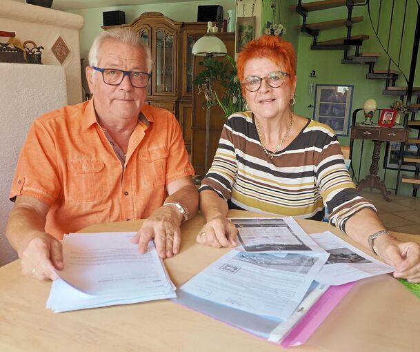 Der Schriftverkehr zur Reise füllt fast einen ganzen Ordner: Heinz und Dagmar Herr haben einen abenteuerlichen Urlaub hinter sich.