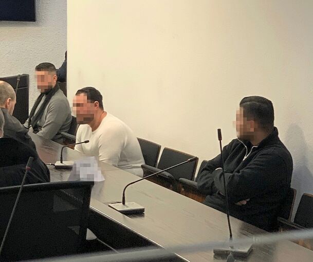 Die beiden Brüder G. und I. sowie ihr Cousin K. (v.l.) im Verhandlungssaal im Landgericht Stuttgart.