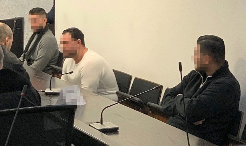 Die beiden Brüder G. und I. sowie ihr Cousin K. (v.l.) im Verhandlungssaal im Landgericht Stuttgart.