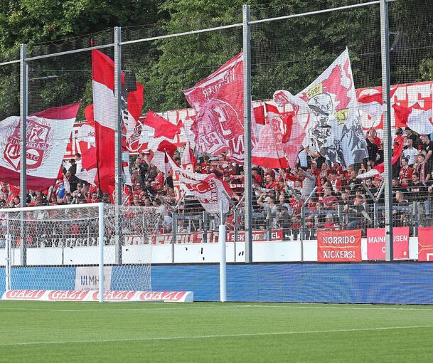 Ein Verlust für die Regionalligisten der Region: Im Falle einer Neugliederung würden die Kickers Offenbach und ihre reisefreudigen Fans wahrscheinlich nicht mehr wie hier auf die Waldau kommen, sondern in die West-Staffel eingruppiert werden. Auch de