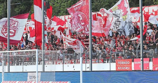 Ein Verlust für die Regionalligisten der Region: Im Falle einer Neugliederung würden die Kickers Offenbach und ihre reisefreudigen Fans wahrscheinlich nicht mehr wie hier auf die Waldau kommen, sondern in die West-Staffel eingruppiert werden. Auch de