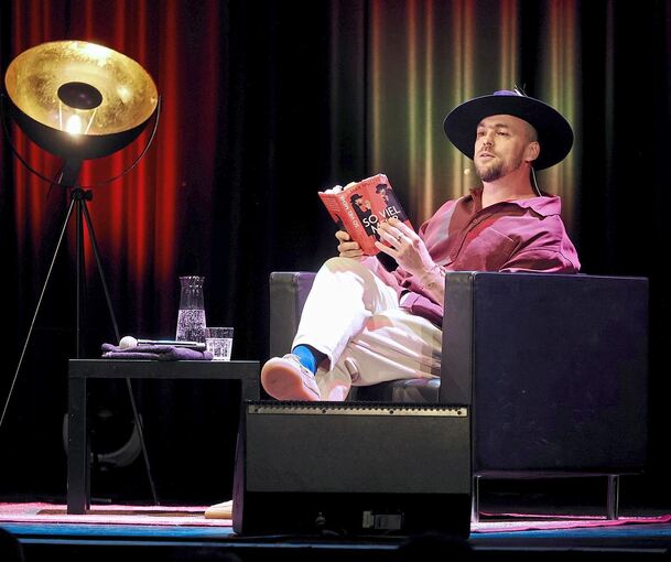 Wohnzimmeratmosphäre im Scala: Max Mutzke liest und singt drei Stunden lang.