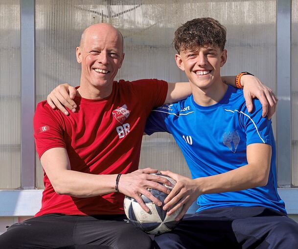 Vater und Sohn mit ihrem liebsten Hobby: Björn und Silas Rothkopf sind fußballverrückt.