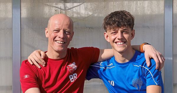 Vater und Sohn mit ihrem liebsten Hobby: Björn und Silas Rothkopf sind fußballverrückt.