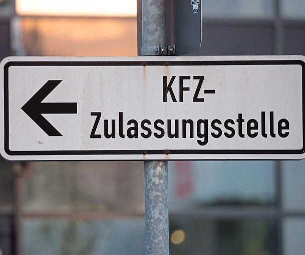 Ein Schild weist den Weg zur Zulassungsstelle.