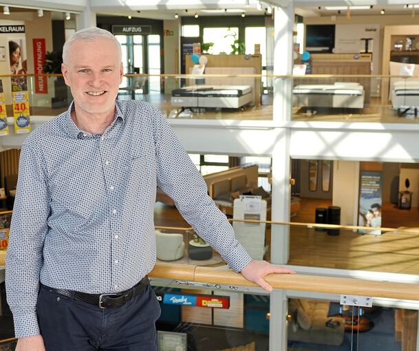 Seit vier Jahrzehnten bei Hofmeister: Michael Kronawitter im Einrichtungshaus in Bietigheim-Bissingen.