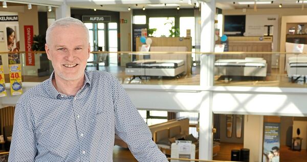 Seit vier Jahrzehnten bei Hofmeister: Michael Kronawitter im Einrichtungshaus in Bietigheim-Bissingen.