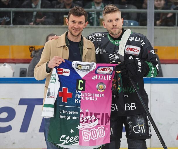 Anerkennung für 500 Spiele im Steelers-Dress: Geschäftsführer Gregor Rustige überreicht Kapitän Alexander Preibisch (rechts) vor dem ersten Playoff-Heimspiel gegen Ravensburg ein Sondertrikot.