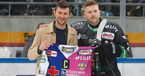 Anerkennung für 500 Spiele im Steelers-Dress: Geschäftsführer Gregor Rustige überreicht Kapitän Alexander Preibisch (rechts) vor dem ersten Playoff-Heimspiel gegen Ravensburg ein Sondertrikot.