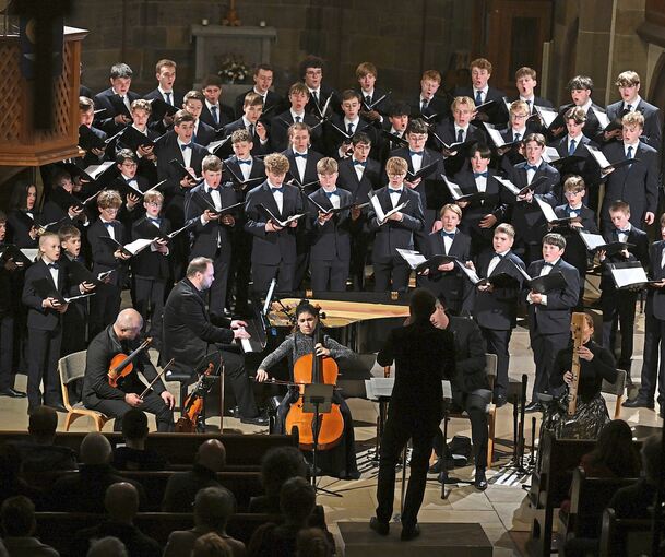Gefällige Uraufführung: Der Windsbacher Knabenchor und das Ensemble Spark bei der Premiere von „Geh aus, mein Herz!“.