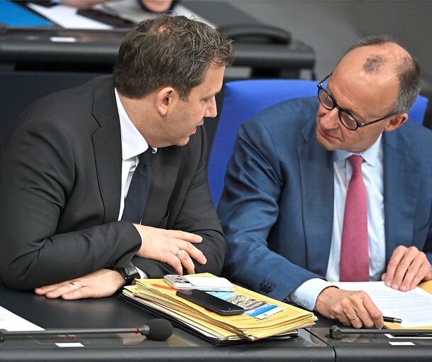 Haben mehr zu besprechen denn je: Lars Klingbeil (li.) und Friedrich Merz auf der Regierungsbank im Bundestag.