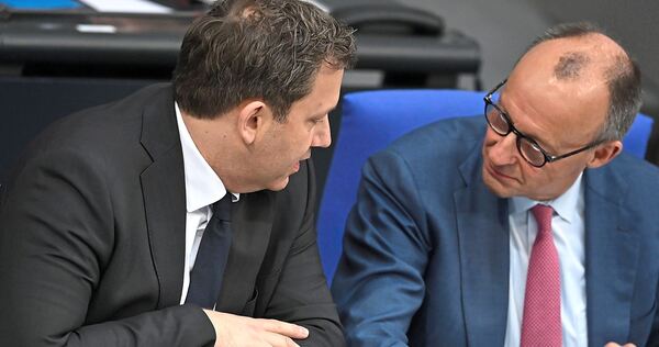 Haben mehr zu besprechen denn je: Lars Klingbeil (li.) und Friedrich Merz auf der Regierungsbank im Bundestag.