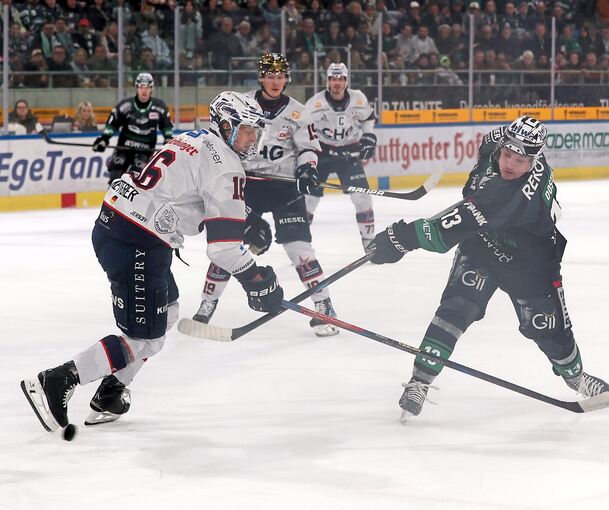 Enges Duell: Ravensburgs Verteidiger Florin Ketterer und Steelers-Stürmer Alex Dostie (rechts) kreuzen die Schläger.