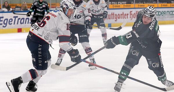 Enges Duell: Ravensburgs Verteidiger Florin Ketterer und Steelers-Stürmer Alex Dostie (rechts) kreuzen die Schläger.
