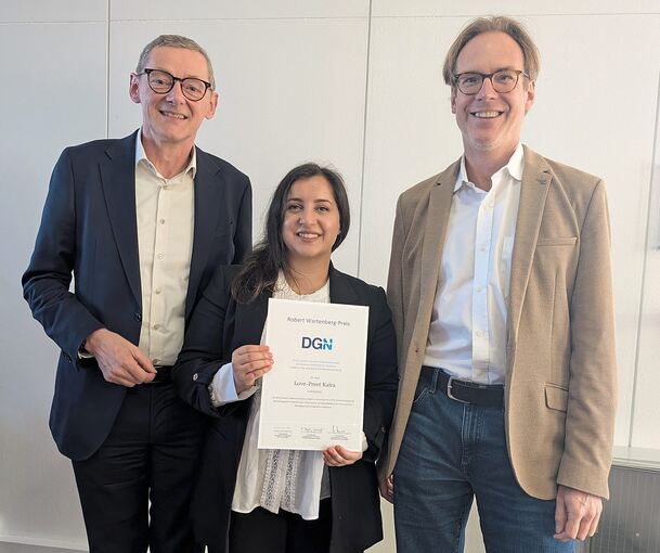 Bei der Preisübergabe (von links): Prof. Dr. Stefan Isenmann, Mitglied von Leitliniengruppen der DGN, Dr. Love-Preet Kalra und Prof. Dr. Christian Förch.