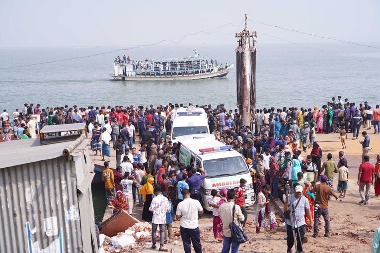 Bus stürzt in Bangladesch ins Wasser