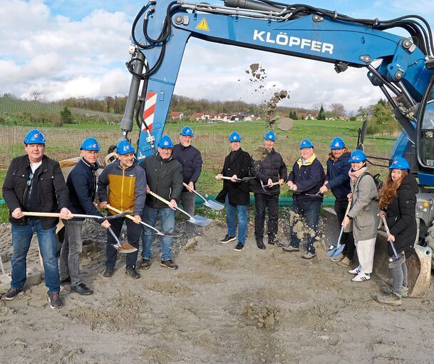 Mit dem Spatenstich geht die Stadt auch in die Vermarktung der Grundstücke im Baugebiet Keltergrund.
