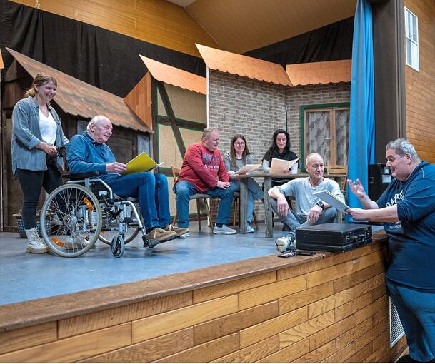 Bei den Proben: Im Vordergrund diskutieren Manfred „Joul“ Michel und Werner Hamann alias Delef über Details im Drehbuch.