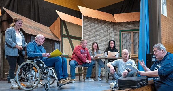 Bei den Proben: Im Vordergrund diskutieren Manfred „Joul“ Michel und Werner Hamann alias Delef über Details im Drehbuch.