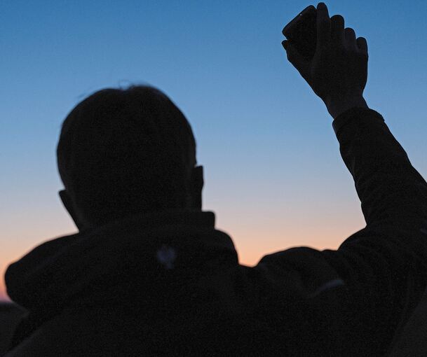 Mit Lockrufen aus einem kleinen Lautsprecher sollen die Rebhühner angelockt werden.