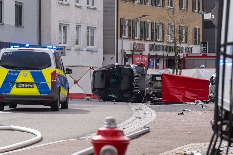 Lastwagen erfasst Mutter und Kind - beide tot