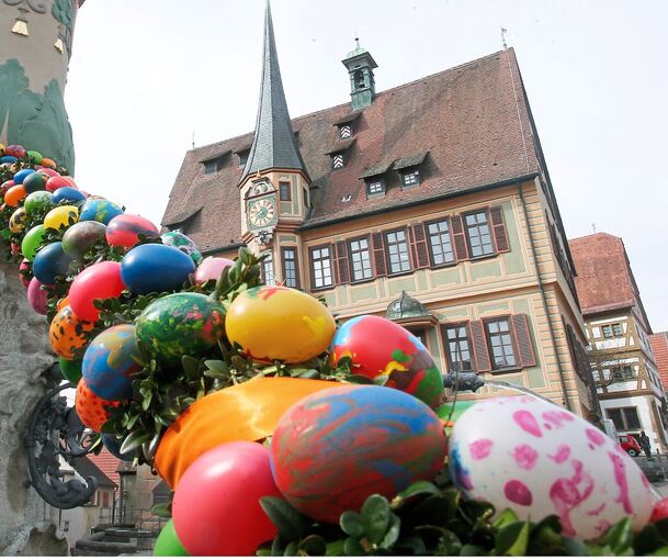 Die Bietigheimer Altstadt ist für das Osterbrunnenfest wieder bunt geschmückt.
