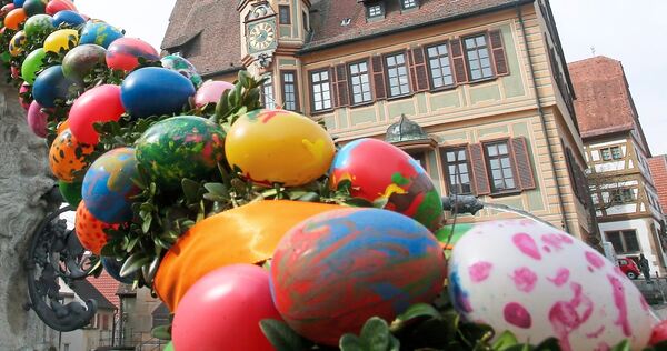 Die Bietigheimer Altstadt ist für das Osterbrunnenfest wieder bunt geschmückt.