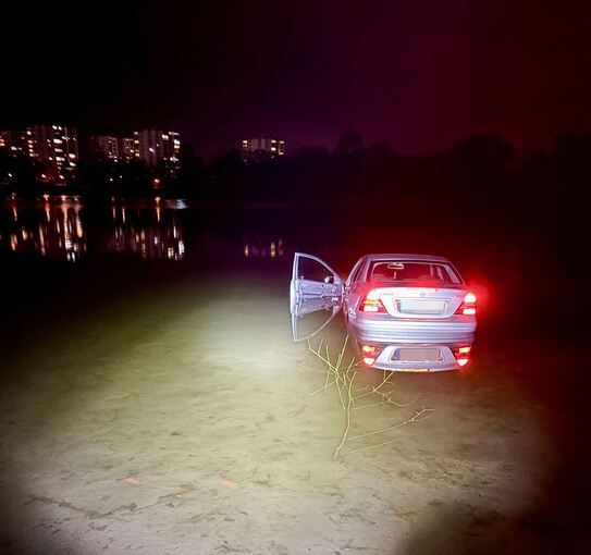 Auto rollt in See Auto rollt in See