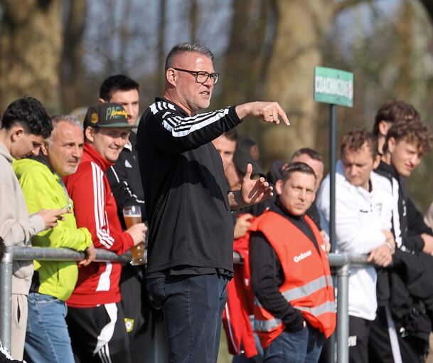 Gibt auch in der neuen Saison beim GSV Pleidelsheim die Kommandos: Trainer Marcus Wenninger, hier beim Heimspiel gegen Rutesheim.