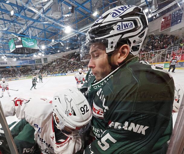 Kämpft auch mal mit harten Bandagen: Steelers-Stürmer Filip Reisnecker (rechts), hier an der Bande im Clinch mit Patrick Demetz von den Eisbären Regensburg.