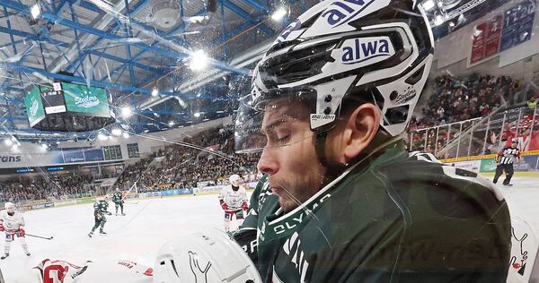 Kämpft auch mal mit harten Bandagen: Steelers-Stürmer Filip Reisnecker (rechts), hier an der Bande im Clinch mit Patrick Demetz von den Eisbären Regensburg.
