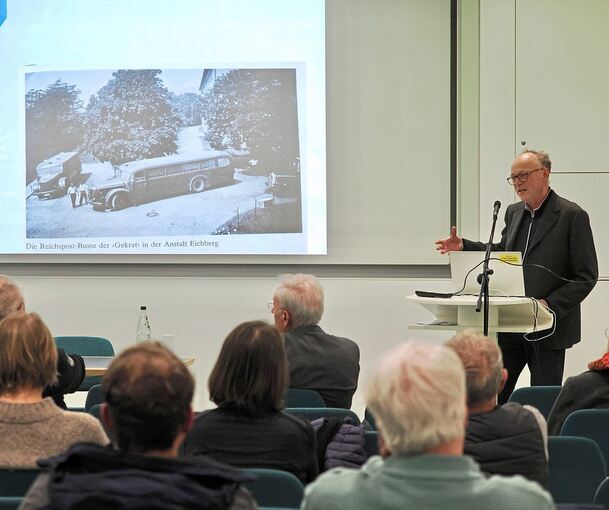 Martin Rexer zeigt im Ludwigsburger Staatsarchiv private Fotos von Deportationen.