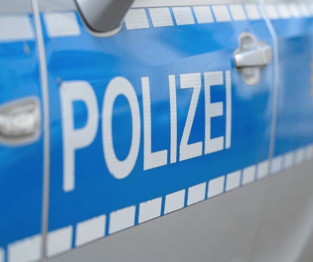 Der junge Mann setzte vermutlich seinen Wagen wenige Meter zurück und stieß gegen den Streifenwagen. Der junge Mann setzte vermutlich seinen Wagen wenige Meter zurück und stieß gegen den Streifenwagen.