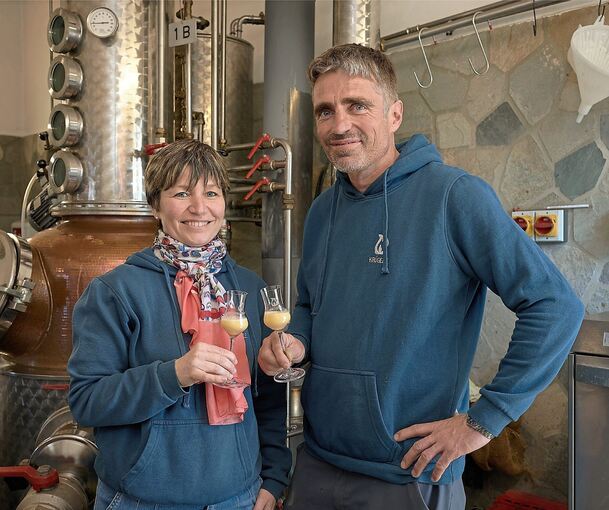 Claudia und Philipp Krügele betreiben nicht nur eine Brennerei, sondern auch Weinbau.