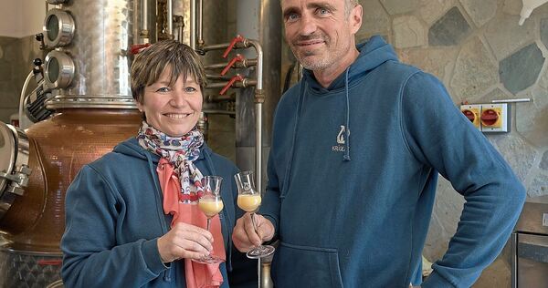 Claudia und Philipp Krügele betreiben nicht nur eine Brennerei, sondern auch Weinbau.