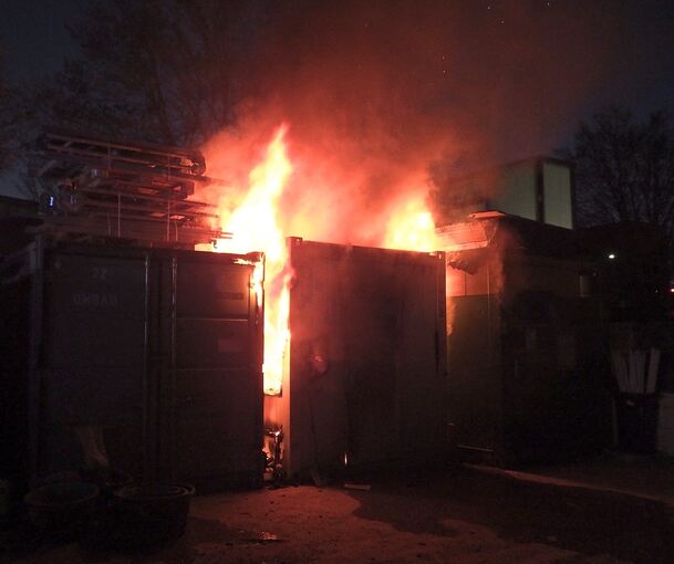 Das Feuer drohte auf die benachbarten Container und Gasflaschen überzugreifen.