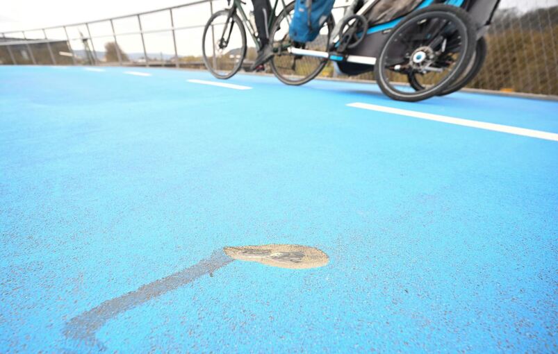 Loch in Fahrradbrücke in Tübingen Loch in Fahrradbrücke in Tübingen