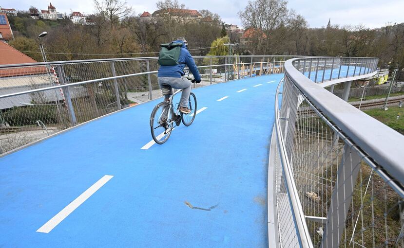 Loch in Fahrradbrücke in Tübingen Loch in Fahrradbrücke in Tübingen
