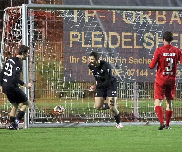 Livio Falco (2. von links) macht mit seinem Tor zum 3:1 in Hessigheim den Sack zu.