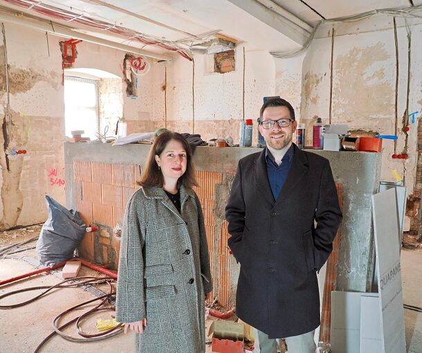 „Wir haben den richtigen Zeitpunkt erwischt“: Anke Kollmar, Schulleiterin des Helene-Lange-Gymnasiums, und Bürgermeister Jens Hübner in der Schulküche, die bis zu den Sommerferien Baustelle bleiben wird.