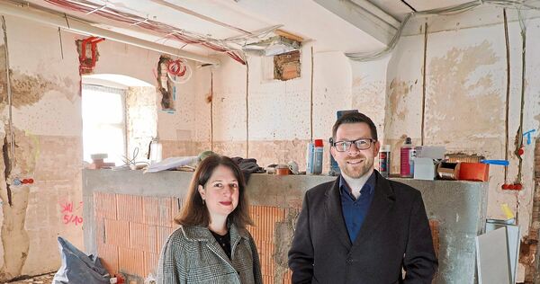 „Wir haben den richtigen Zeitpunkt erwischt“: Anke Kollmar, Schulleiterin des Helene-Lange-Gymnasiums, und Bürgermeister Jens Hübner in der Schulküche, die bis zu den Sommerferien Baustelle bleiben wird.