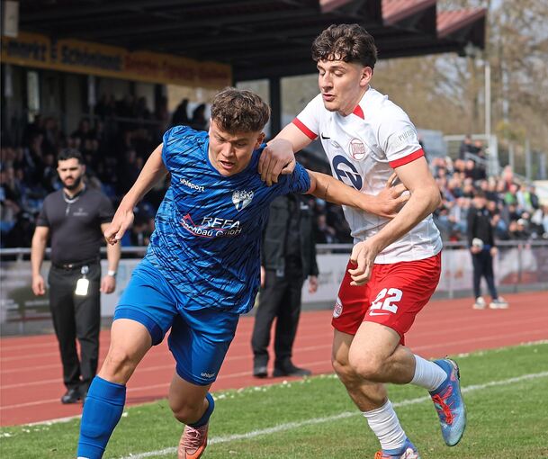 Eine Szene aus dem vergangenen Freiberger Heimspiel: SGV-Eigengewächs Tim Niklas Pietzsch (links) versucht, Offenbachs Nathan Doganay zu entwischen.