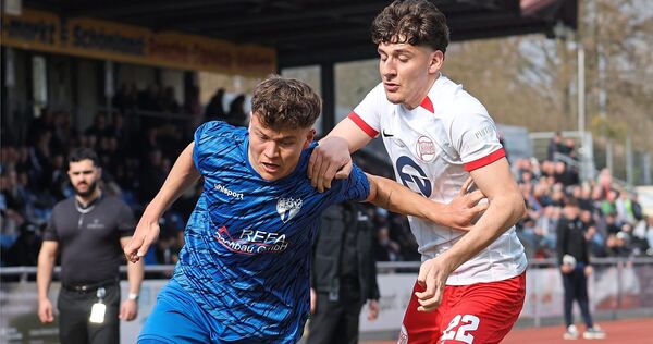 Eine Szene aus dem vergangenen Freiberger Heimspiel: SGV-Eigengewächs Tim Niklas Pietzsch (links) versucht, Offenbachs Nathan Doganay zu entwischen.