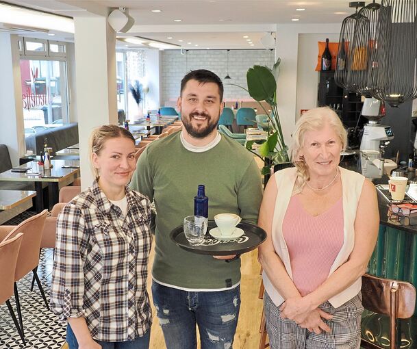 Hoffnungsfroh im Oktober 2025 gestartet: Igor Dimitrijevic mit seiner Frau Jelena und der Köchin Senada Hodcic (rechts). Jetzt kehrt er wieder in seinen normalen Beruf zurück.